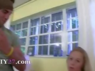 Три молодий пташенята трахання з грабіжник