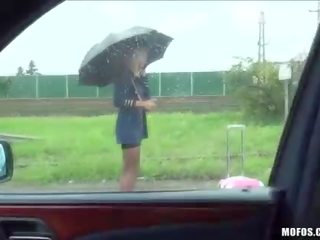 Стюардеса отримує вдарив для hitchhiking від a stra