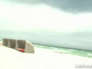 Topless latina sauļošanās