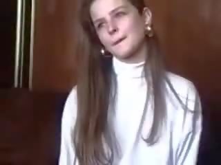 E turpshme letoneze i virgjër është joshur në aparat fotografik pjesë një