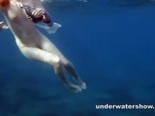 Nastya 泳 裸體 在 該 海