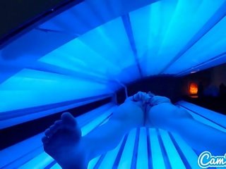 Тийн латино получава заловени триене тя клитор докато използвайки а tanning легло
