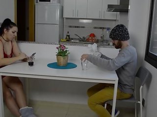 هو يضع ل اصبع اليد في لها كس و آخر في ال الحمار