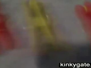 Punishing себе си с clothespins