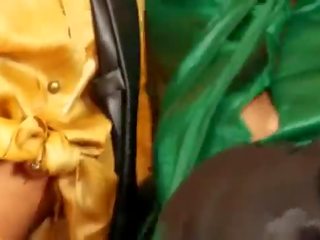 おしっこ ウォータースポーツ フェティッシュ 服を着 レズビアン 小便 シャワー