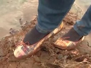 Vera رطب و فوضوي shoeplay مع ballet flats و جينز