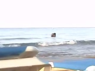 Kolledž iki adam put on a video for ýalaňaç pläž
