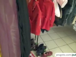 Нахален аматьори удари а чеп и получава прецака при на облекло магазин