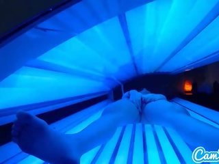 Tugjob lezbiyen genç alır çarpıcı sürtme onu damızlık süre kullanma bir tanning yatak