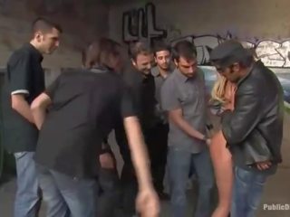 Bigtitted empregada de mesa punida