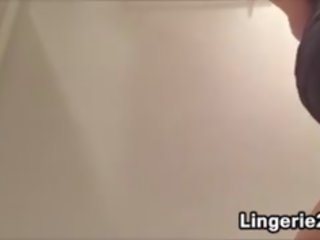 Bata bata babae spied sa pagbabago sa ang dressing kuwarto