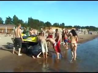 Smashing тийн nudists правя това нудисти плаж дори -горещо