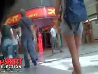 Ezt van éppen egy közös amatőr diva fárasztó a rövid rövidnadrág de ő úgy néz ki, így csodálatos