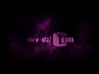 Cj, لنا نموذج إلى الثلاثاء, غير لا شيء إذا ليس غريب. جولة لها curls قلص إلى إلى ل crewcut, و لها طويل الساقين شكل شكل يرتدي في ل شوكولا صقيل الصينية cheongsam فستان, هي يبدو في لنا بجانب