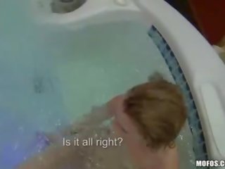 Fantastiline eurobabe sitapea pumbatakse sisse mullivann