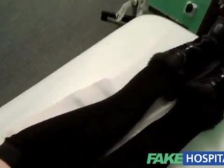 Fakehospital шпионин на сладострастен тийн прелъстена и отнема крем пай от доктор